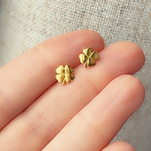 14k Gold Vermeil Shamrock Lucky Clover Stud Earrings - Picture 15 of 16